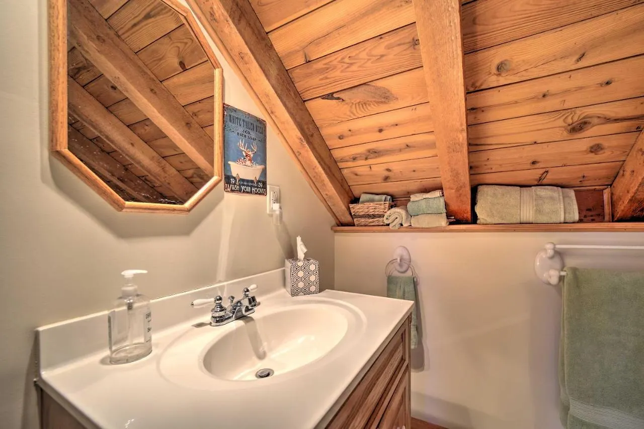 Cabin With Game And Hot Tub!