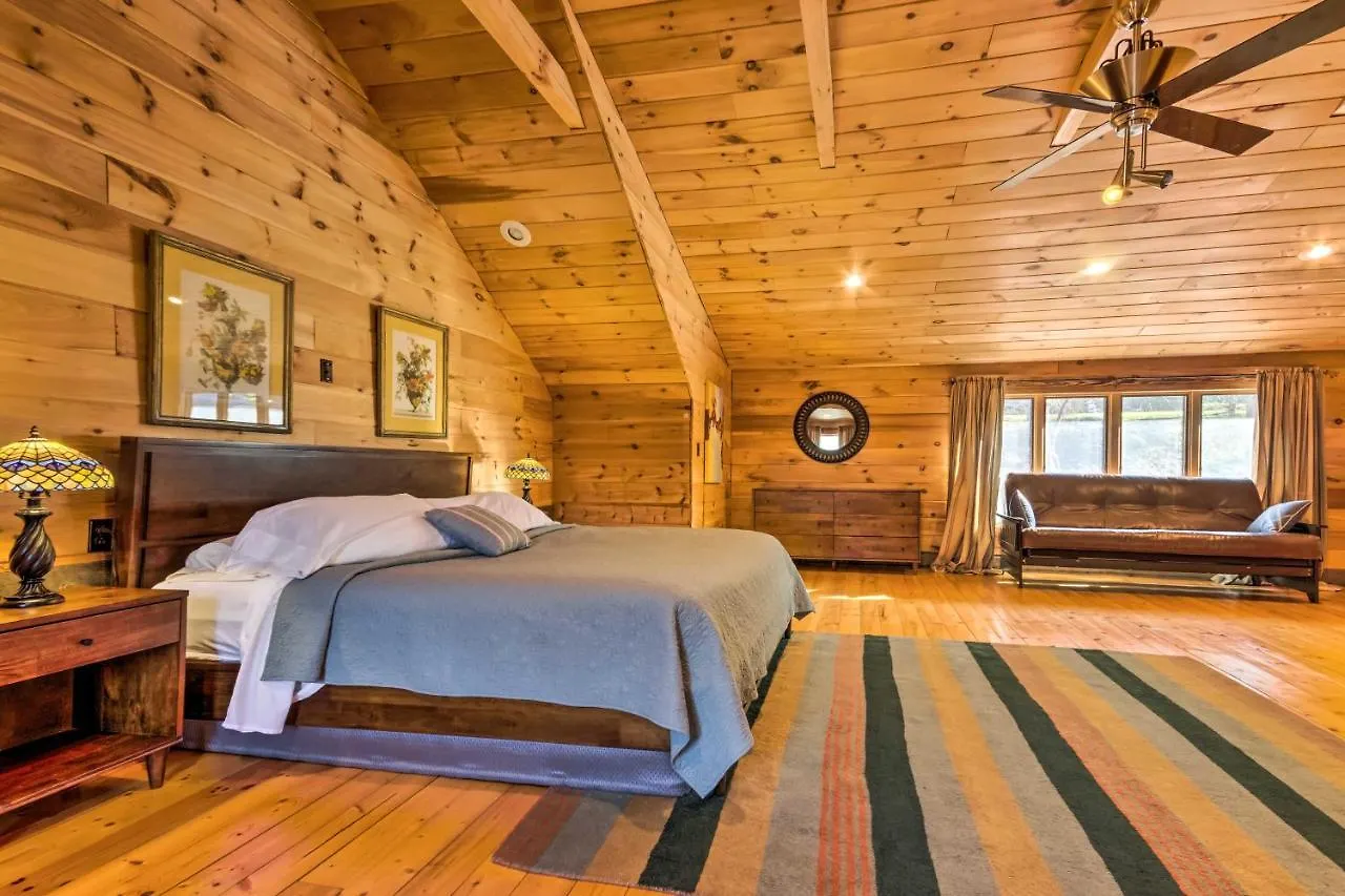The Cabin At Marys Place With Deck And Mtn Views! Holiday home Maggie Valley