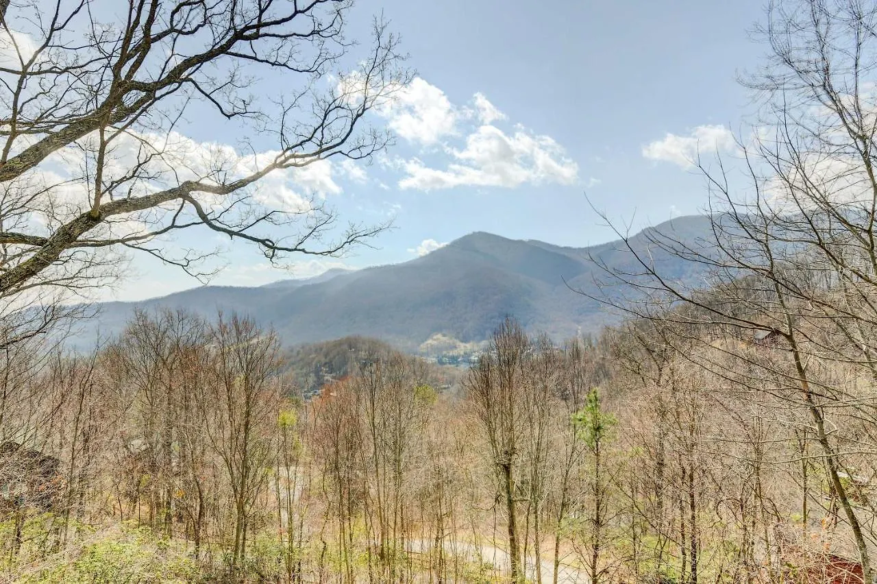 Stunning Getaway With Decks, Fire Pit! Holiday home Maggie Valley