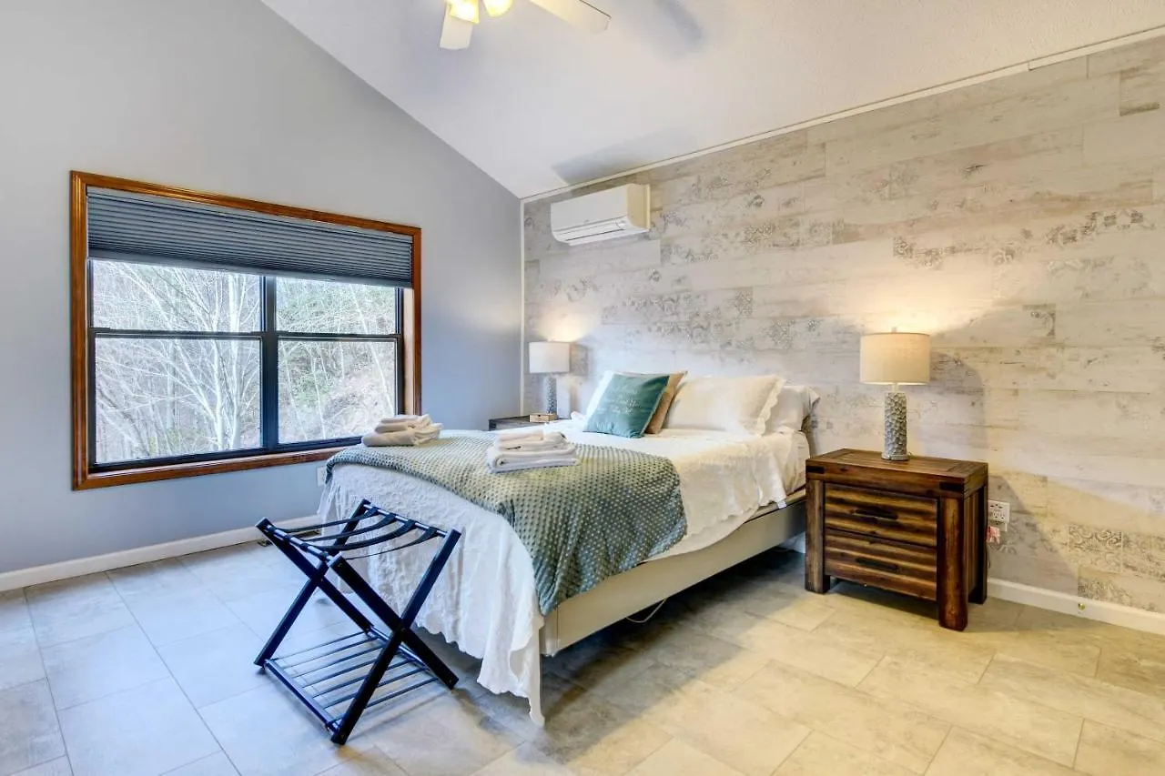Stunning Getaway With Decks, Fire Pit! Holiday home *