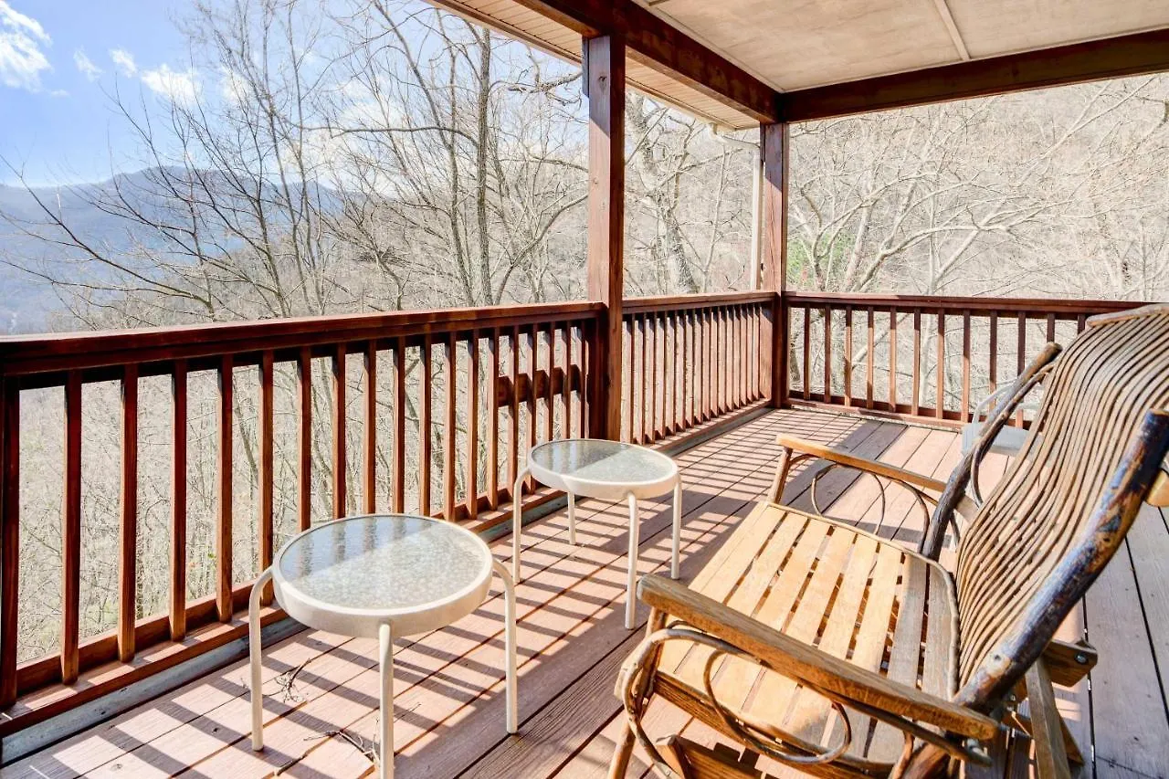 Stunning Getaway With Decks, Fire Pit! Maggie Valley
