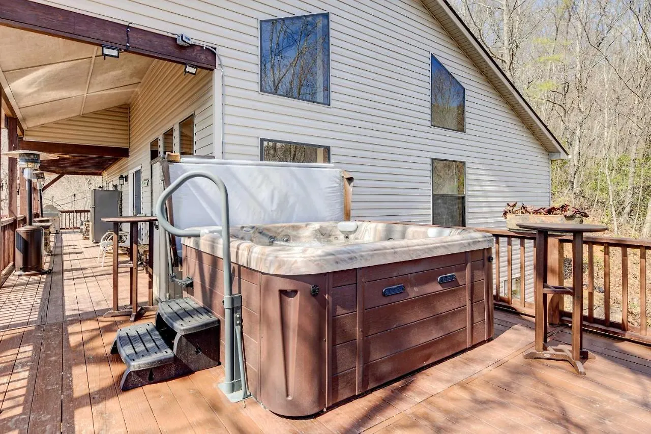 Stunning Getaway With Decks, Fire Pit! Holiday home Maggie Valley