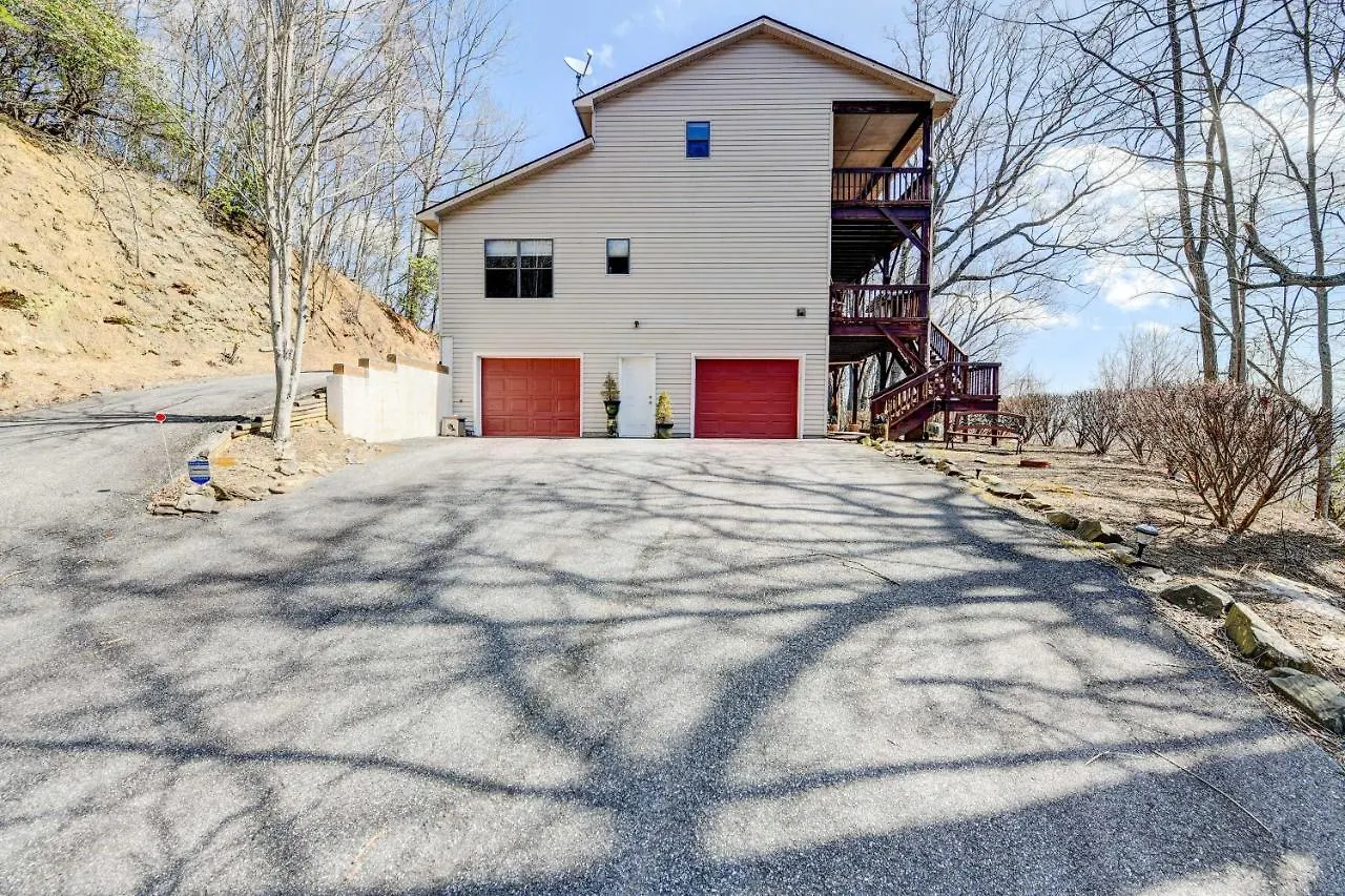 Stunning Getaway With Decks, Fire Pit! Holiday home Maggie Valley