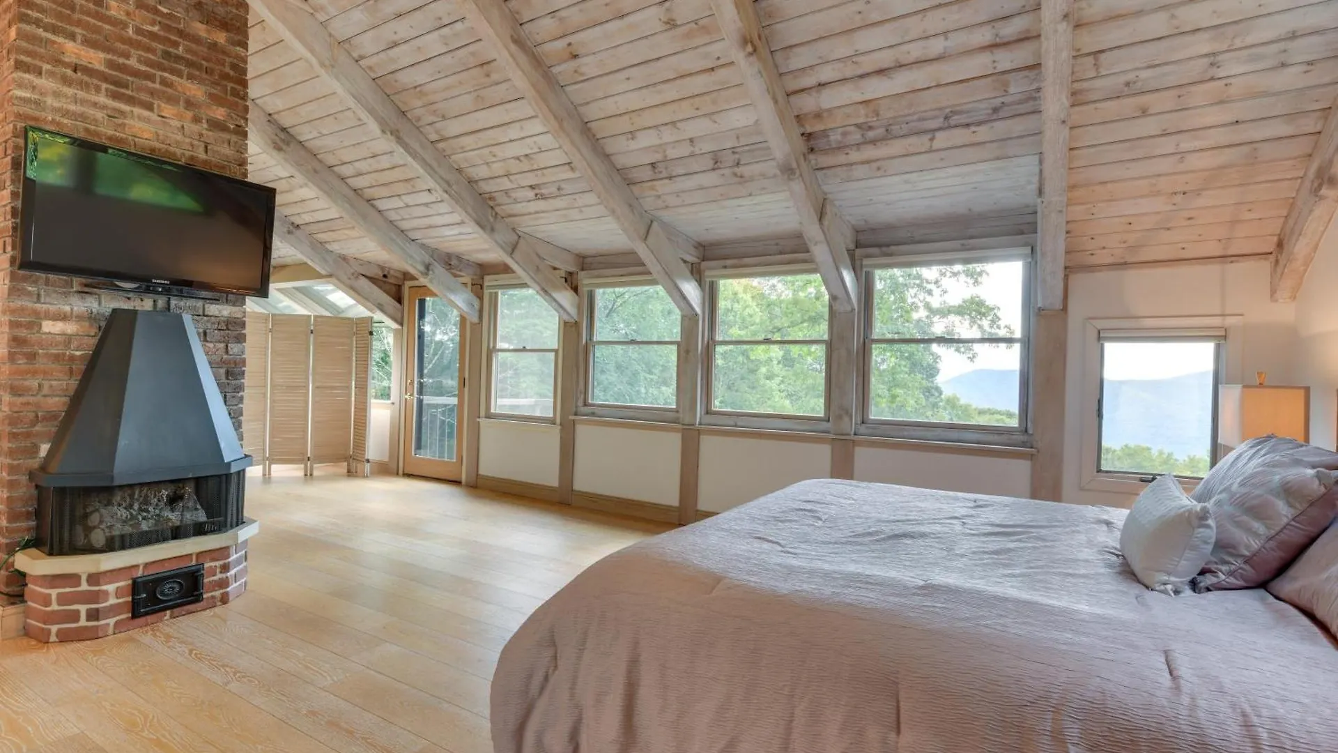 Luxe Blue Ridge Mountain Retreat With Sauna And Creek! Holiday home