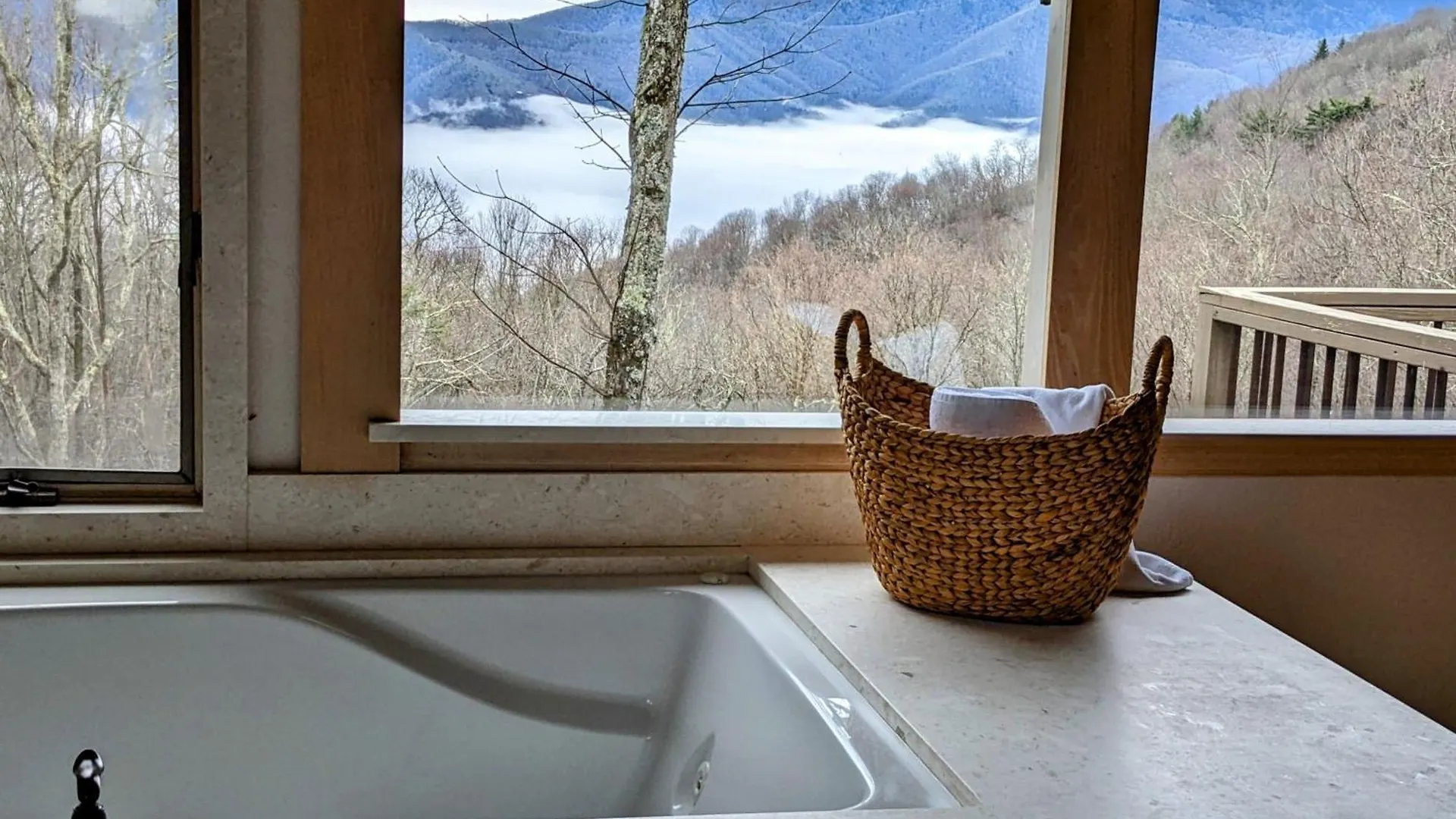 Luxe Blue Ridge Mountain Retreat With Sauna And Creek! Holiday home Maggie Valley