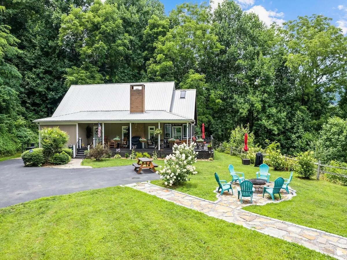 Halfback Ridge-heart Of Maggie Valley-hot Tub-fenced Pet Area-gazebo-views Holiday home