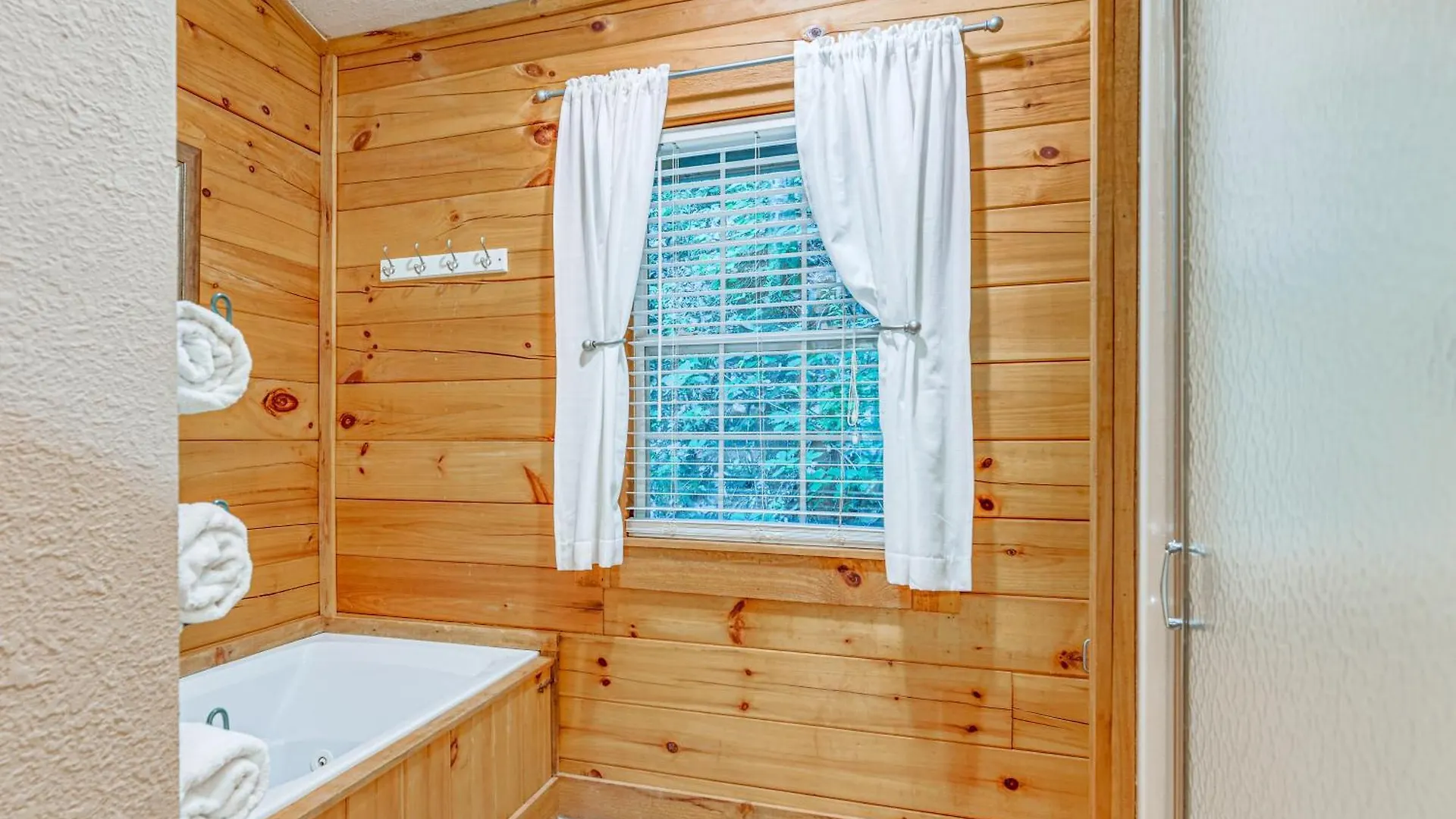 Serene Retreat With Deck And Hot Tub! Prázdninový dům Maggie Valley