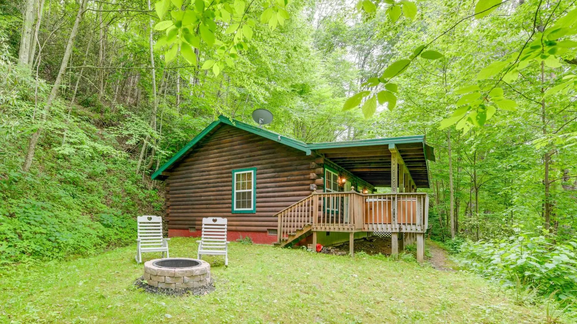 Prázdninový dům Serene Retreat With Deck And Hot Tub! *